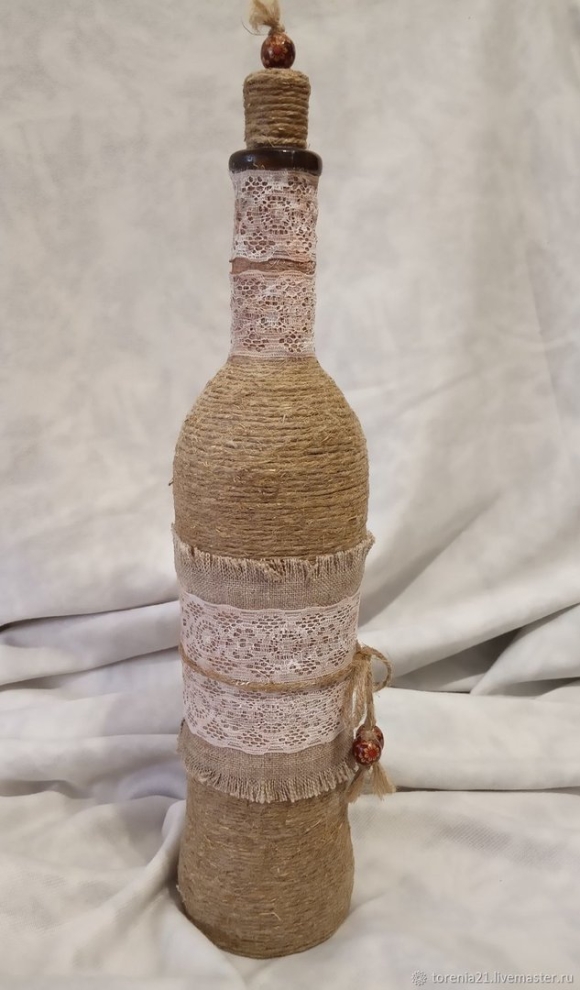 Украшение бутылки джутом