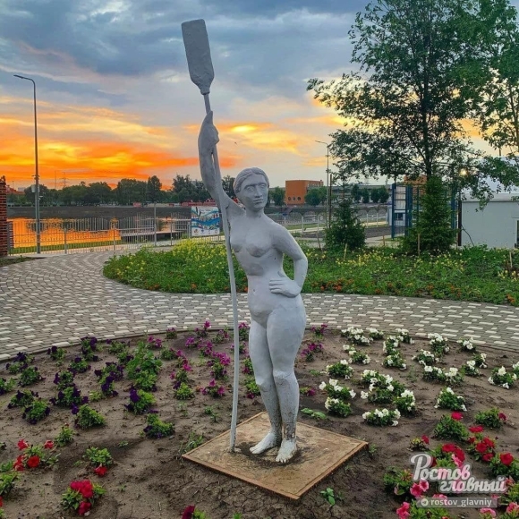 Памятник девушка с веслом в Ростове на Дону