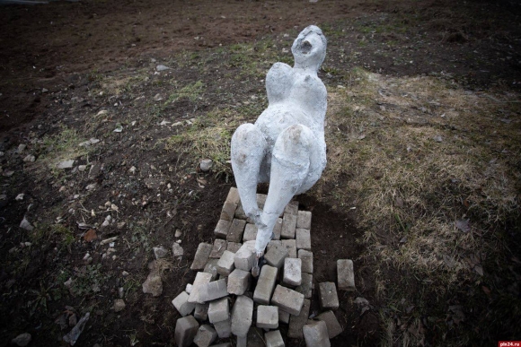 Памятник женщине