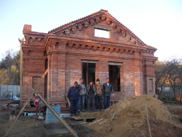 Старый кирпичный дом