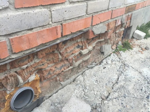 Разрушение кирпичной кладки цоколя