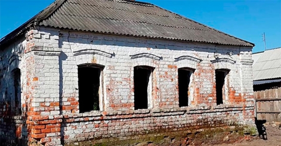 Деревенский кирпичный дом