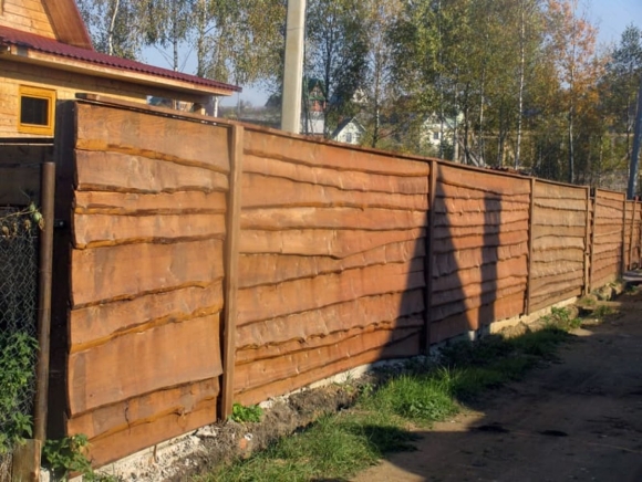Забор из горбыля горизонтальный