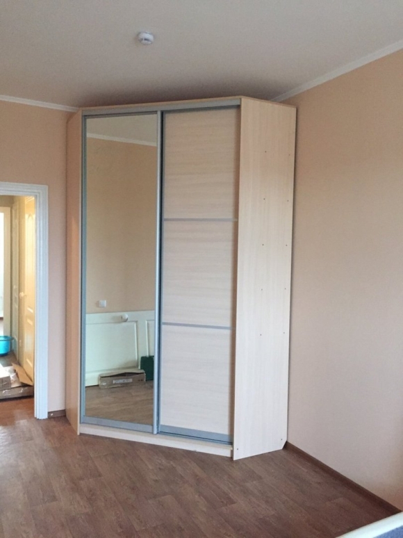 Угловой шкаф с раздвижными дверями