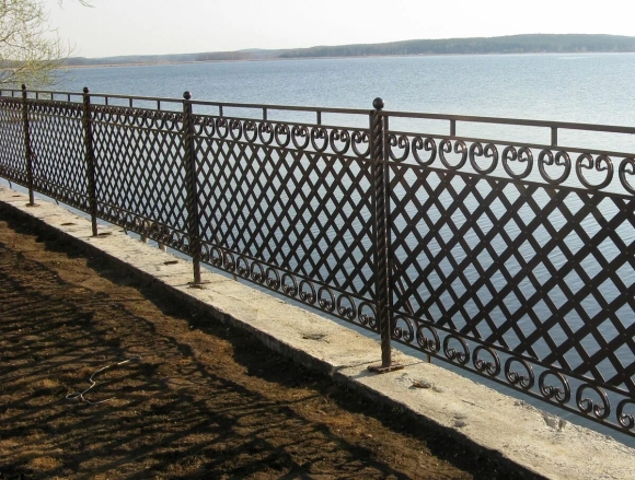 Забор из полосы металлической