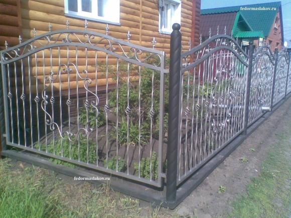 Ограда для палисадника из палочек и проволоки
