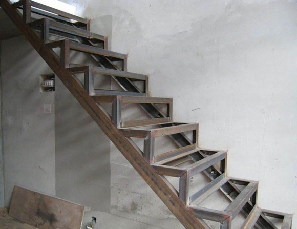 Металлическая лестница из швеллера