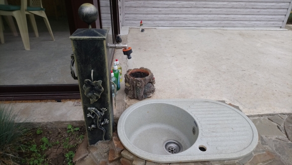 Красивый уличный кран