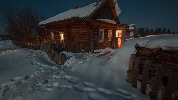 Зимний деревенский дом