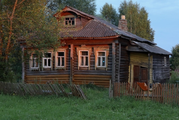 Деревянный деревенский домик