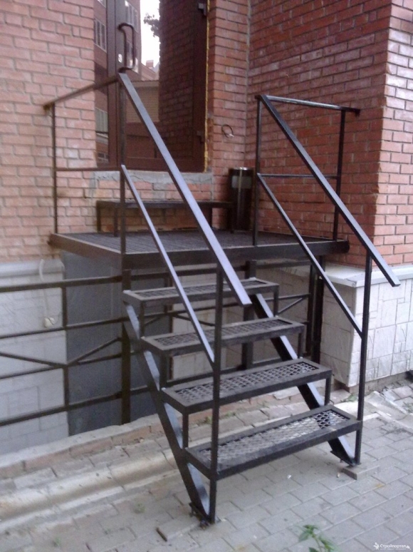 Металлическая лестница для крыльца