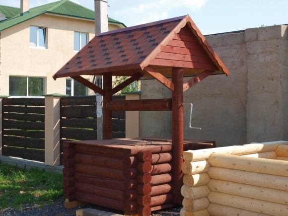 Деревянный домик для колодца