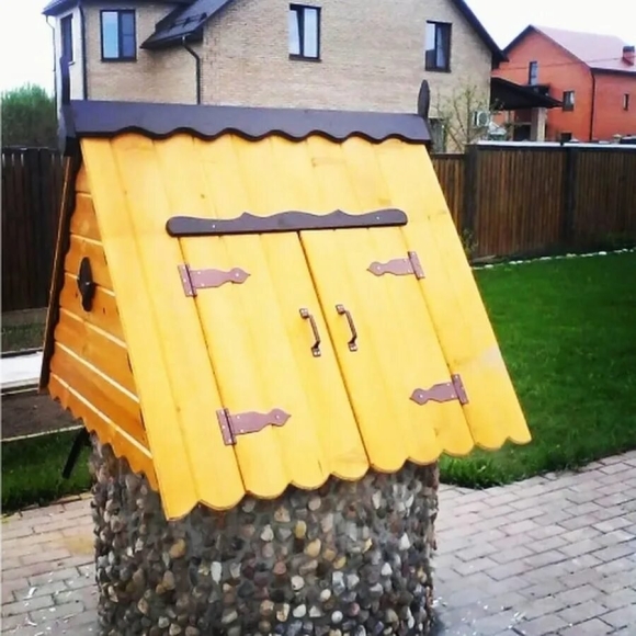 Деревянный домик для колодца
