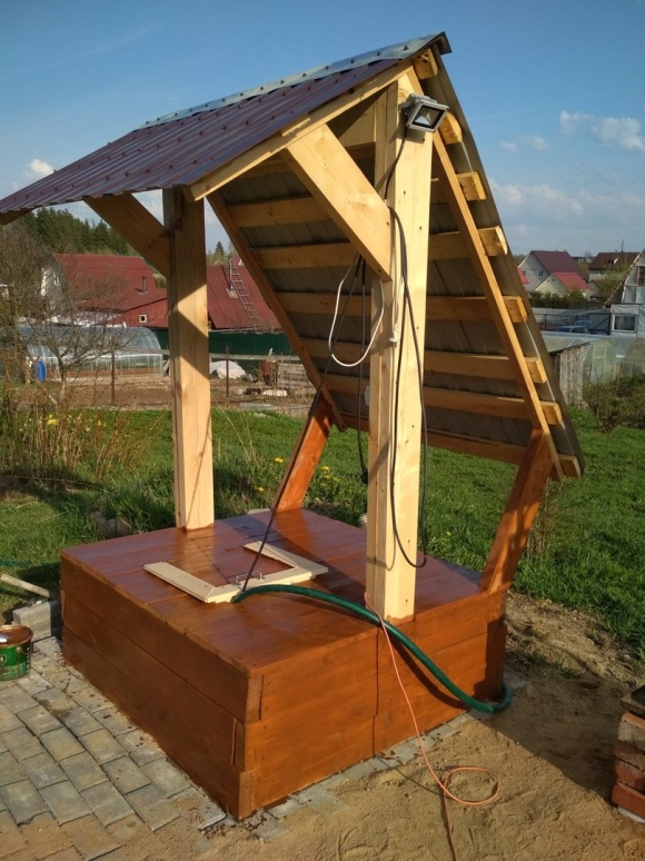 Деревянный домик для колодца