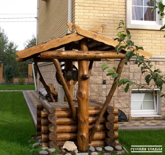Декоративный домик для колодца