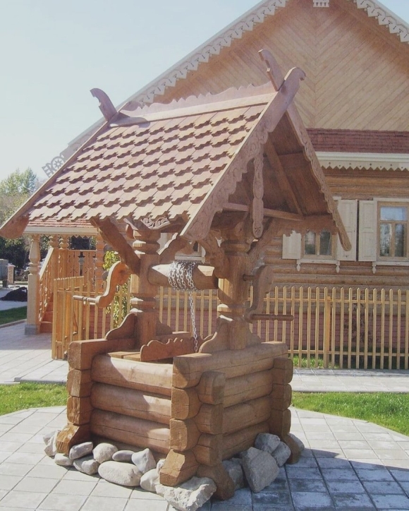 Красивый деревянный колодец