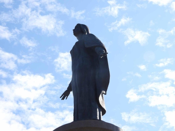 Памятник умеющим ждать в Мурманске