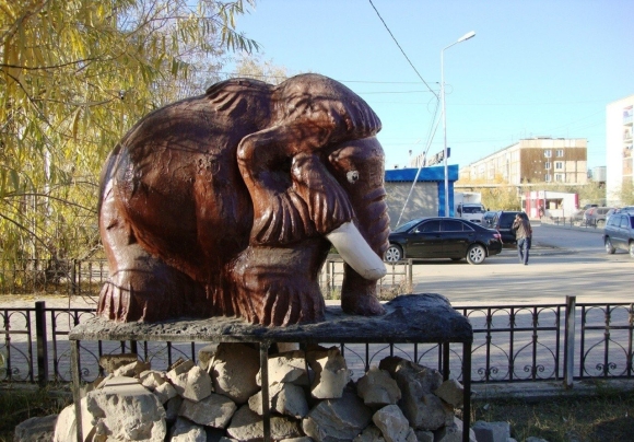 Памятник мамонтенка в Якутске