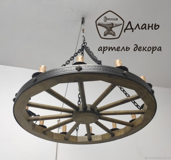 Люстра из тележного колеса
