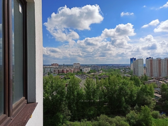 Вид на город из окна многоэтажки