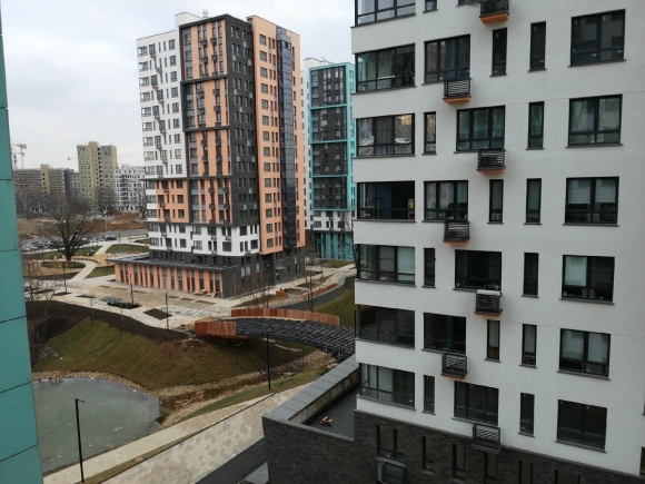Вид из окна на соседний дом