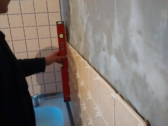 Укладка плитки в ванной на стены