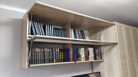 Полка книжная навесная закрытая