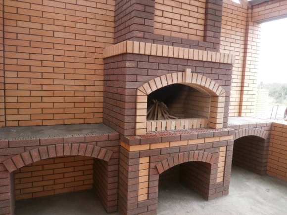 Кирпичный мангал с аркой