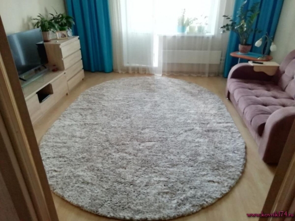 Овальный ковер в комнате