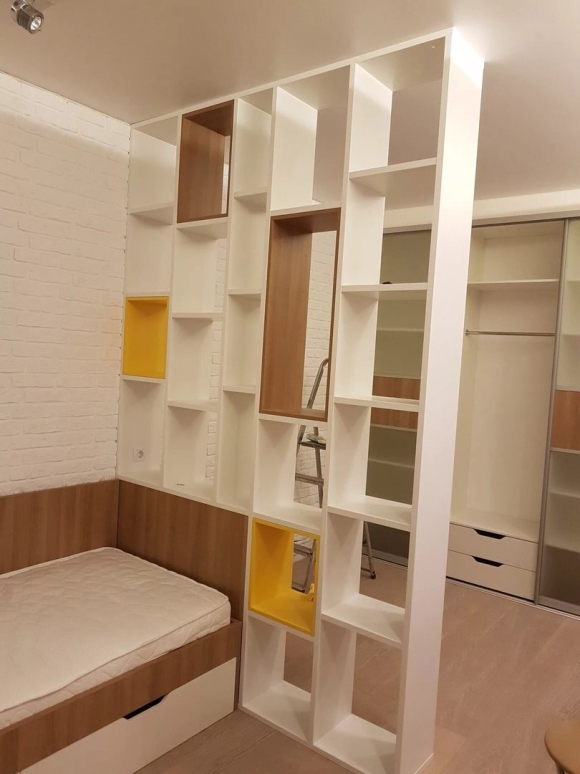 Стеллаж перегородка между кроватями
