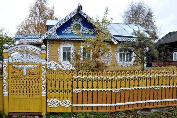 Резной Палисад и дом в деревне