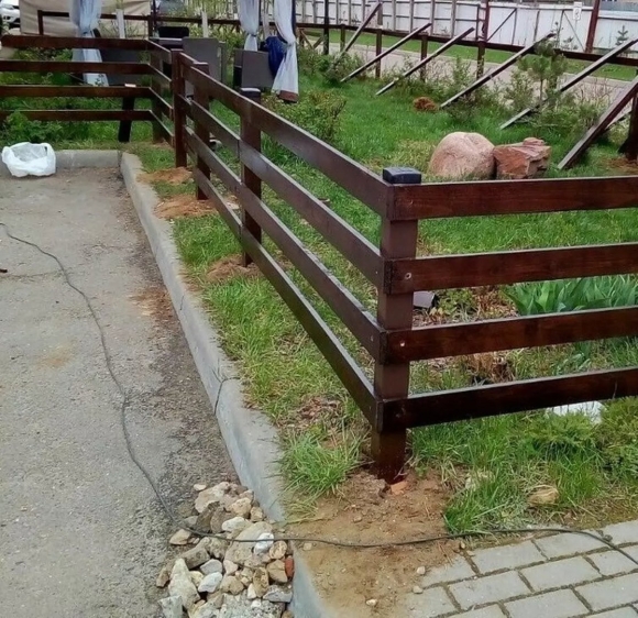 Ограждение палисадника из дерева