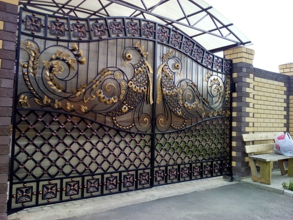 Откатные ворота кованые закрые