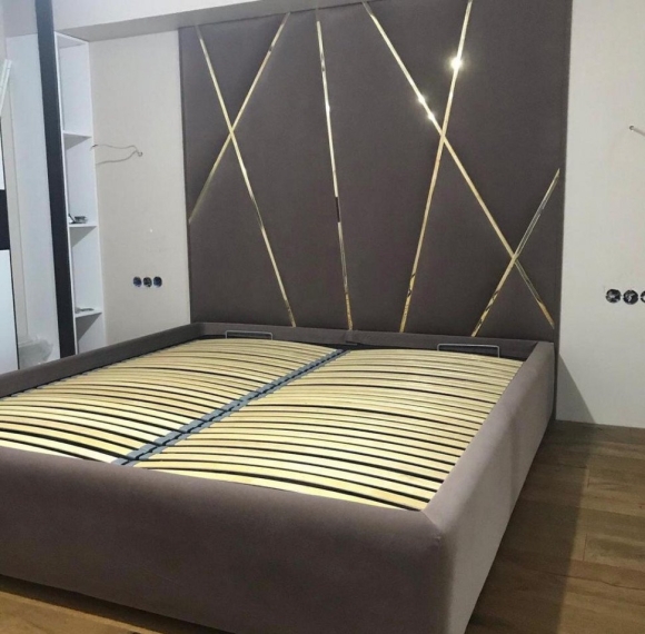 Кровать со стеновой панелью