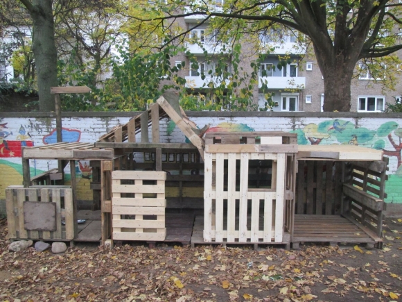 Домик из поддонов для детей