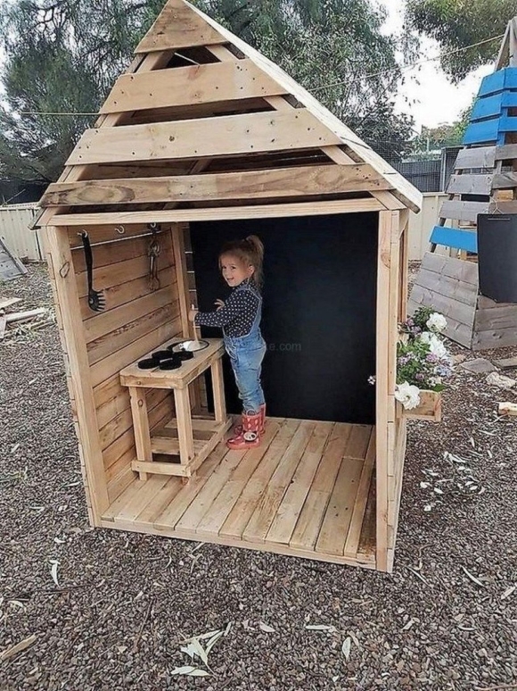 Детский домик из поддонов