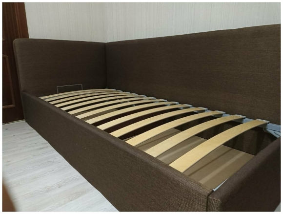 Кровать с мягкой боковой спинкой