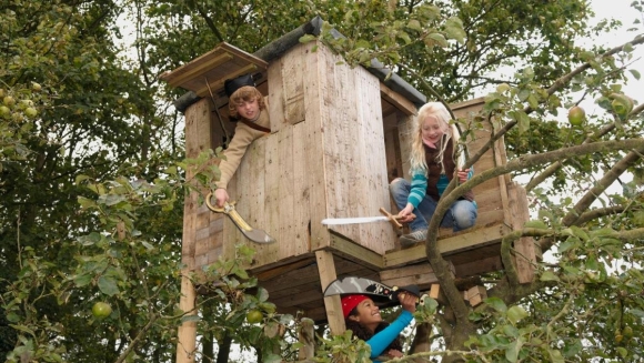 Dylan and Dolly Kisses in a Tree House