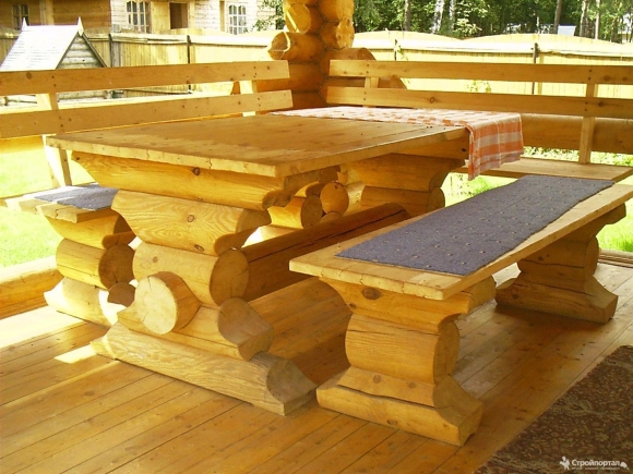 Стол и лавки из бревна