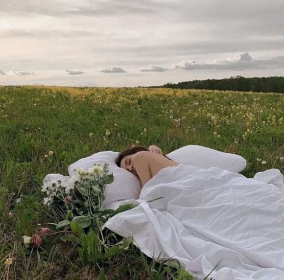Фотосессия в поле на постельном белье