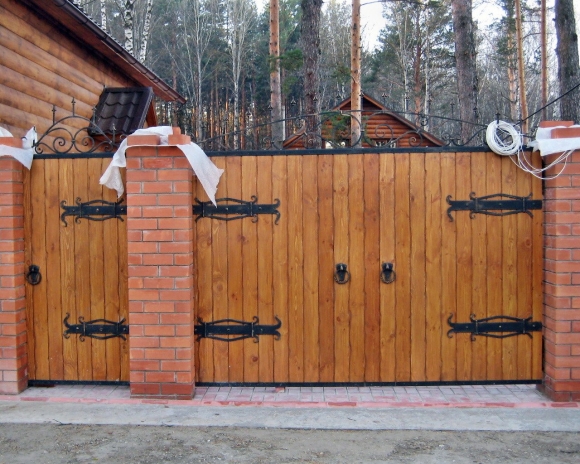 Красивые деревянные ворота
