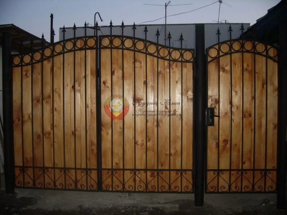 Деревянные ворота с ковкой