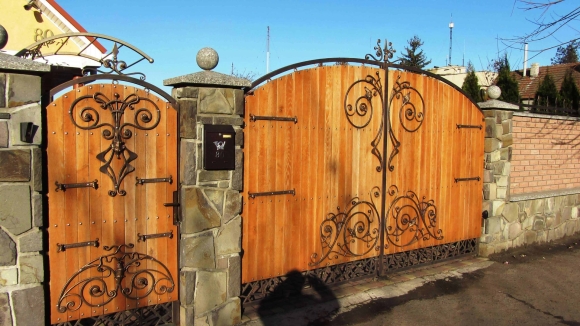Кованые деревянные ворота