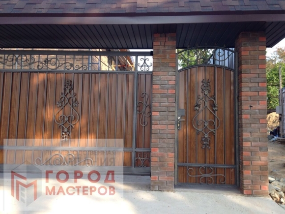 Деревянные ворота с элементами ковки