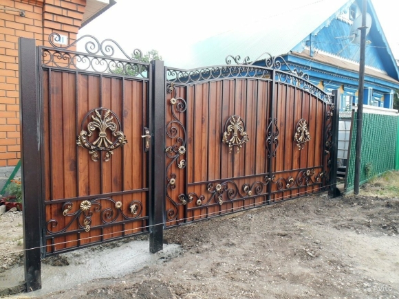 Кованые ворота с калиткой