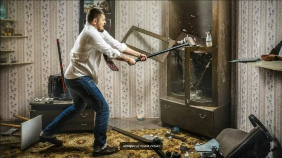 Человек крушит мебель