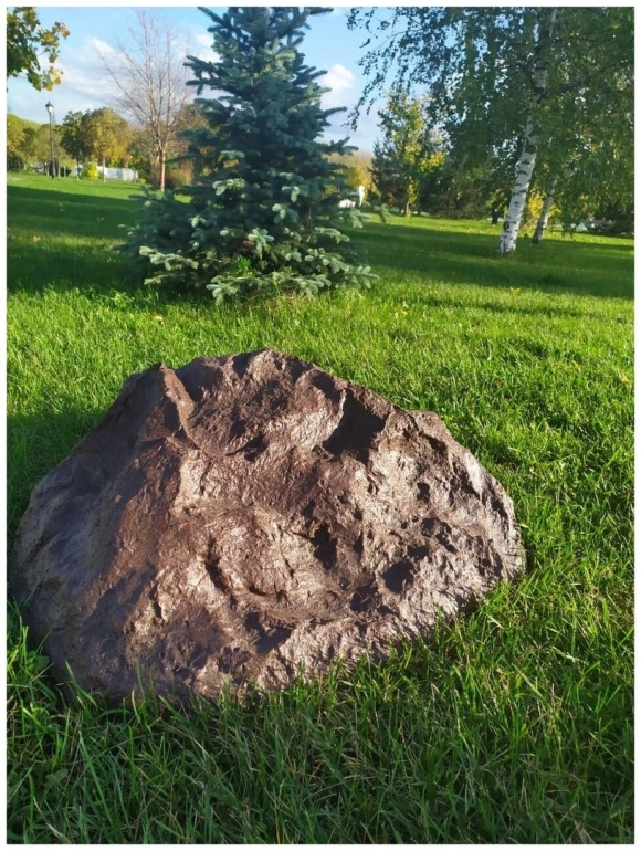 Декоративный камень на люк
