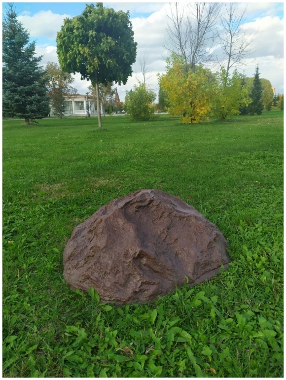 Декоративный камень на люк