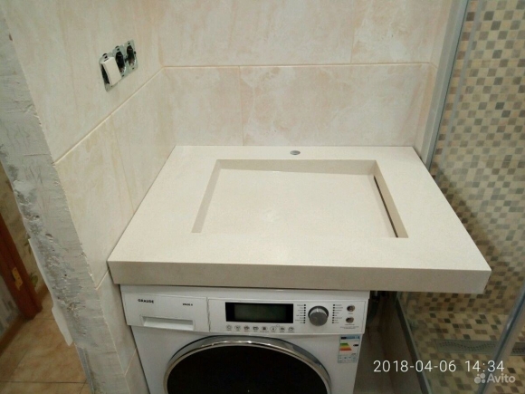 Раковина над стиральной машиной из искусственного камня