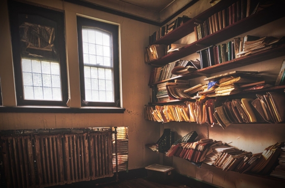 Книжные полки с книгами